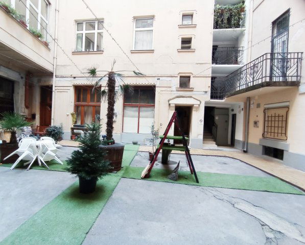 Eladó téglalakás, Budapesten, V. kerületben, Falk Miksa utcában