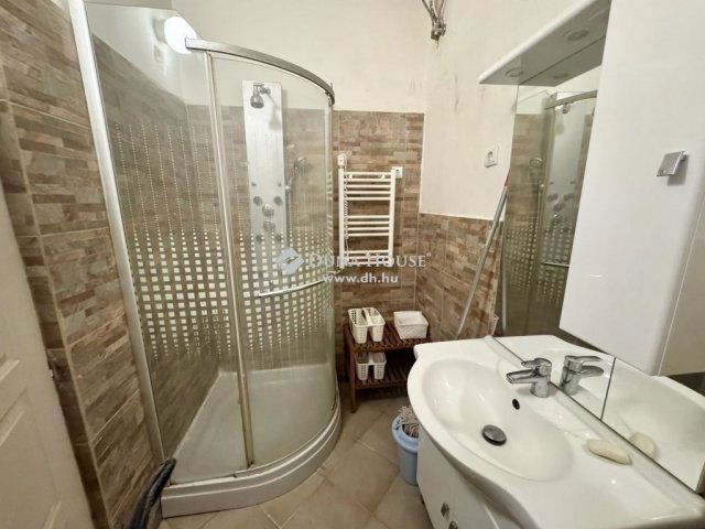 Eladó téglalakás, Budapesten, VI. kerületben 48 M Ft, 1 szobás