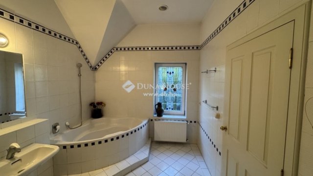 Eladó családi ház, Tahitótfalun 147 M Ft, 5+1 szobás