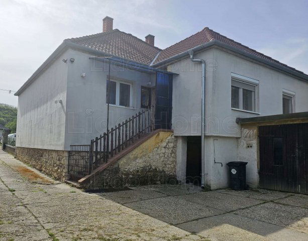 Eladó családi ház, Győrújbaráton 59.9 M Ft