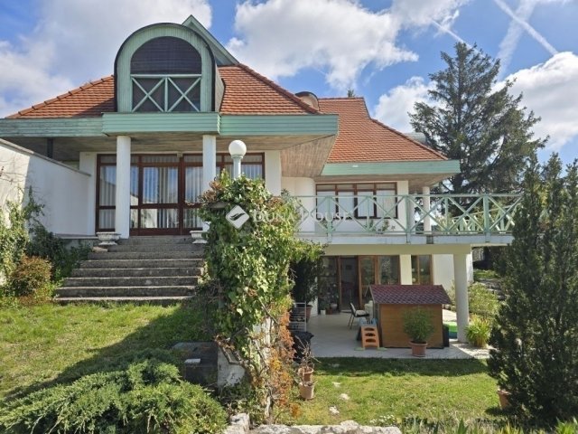 Eladó családi ház, Pécsett 184.99 M Ft, 6 szobás