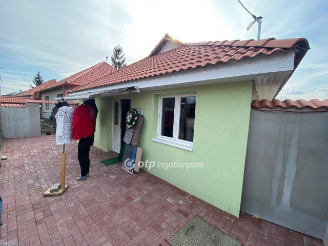 Eladó üzlethelyiség, Poroszlón 35 M Ft, 3 szobás