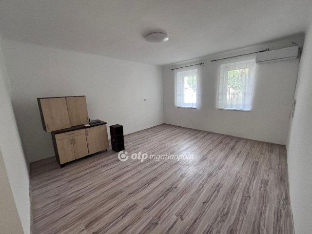 Eladó téglalakás, Szegeden 48.99 M Ft, 2 szobás