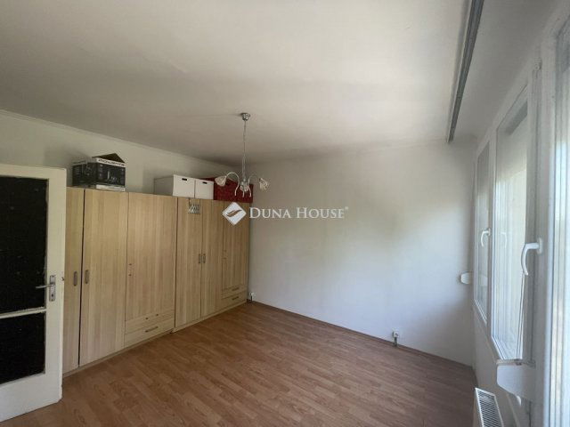 Eladó panellakás, Dombóváron 29.5 M Ft, 3 szobás