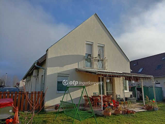 Eladó sorház, Vácon 109.2 M Ft, 1+3 szobás