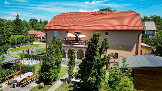 Eladó családi ház, Balatonföldváron 370 M Ft, 12 szobás