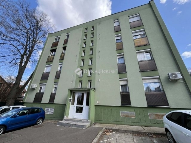 Eladó panellakás, Pécsett 52.9 M Ft, 2 szobás