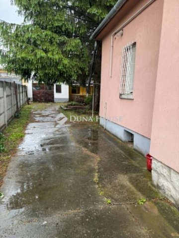 Eladó családi ház, Esztergomban 80 M Ft, 4 szobás