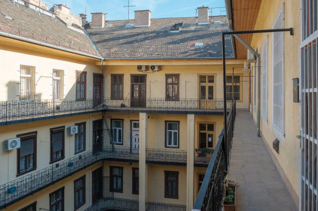 Eladó téglalakás, Budapesten, VIII. kerületben, Baross utcában