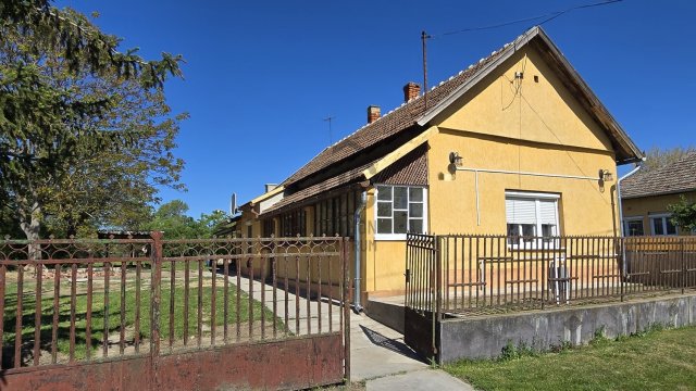 Eladó családi ház, Abádszalókban 22.5 M Ft, 2 szobás