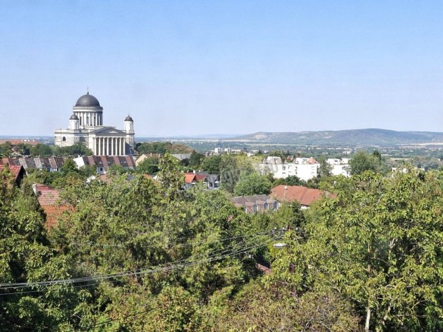 Eladó családi ház, Esztergomban 145 M Ft, 7 szobás