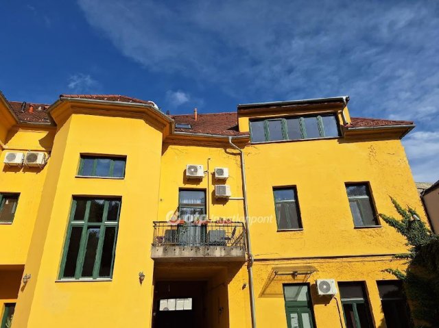 Eladó téglalakás, Veszprémben 89 M Ft, 4 szobás