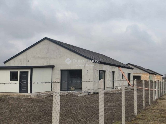Eladó ikerház, Alsónémediben 95 M Ft, 3 szobás