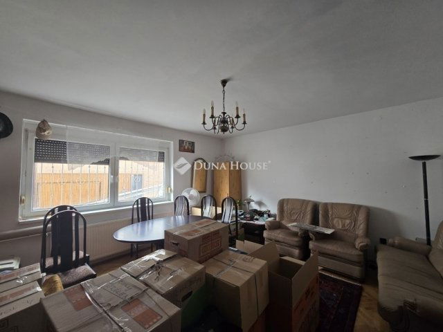 Eladó téglalakás, Pécsett 68.9 M Ft, 4 szobás
