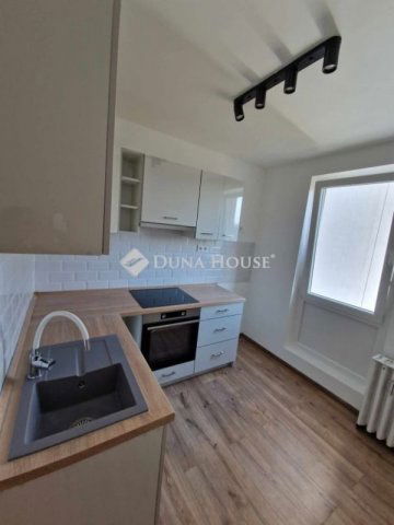 Eladó panellakás, Pécsett 57.9 M Ft, 2 szobás