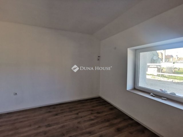 Eladó családi ház, Neszmélyen, Fő utcában 45.5 M Ft, 5 szobás