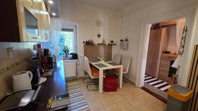 Eladó téglalakás, Szolnokon 34.9 M Ft, 3 szobás