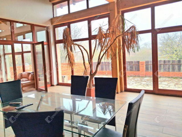 Eladó családi ház, Komáromban 131.2 M Ft, 7 szobás