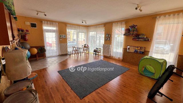 Eladó üzlethelyiség, Pápán 39.9 M Ft, 2 szobás