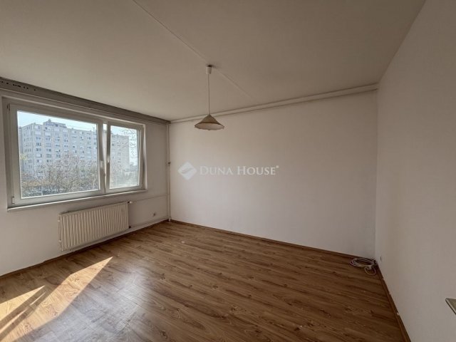 Eladó panellakás, Debrecenben 61.9 M Ft, 3 szobás