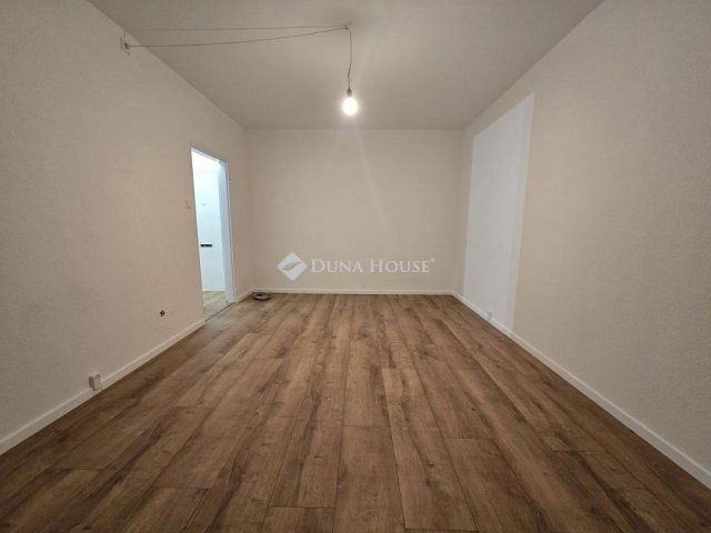 Eladó panellakás, Pécsett 39.9 M Ft, 2 szobás