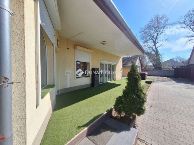 Eladó családi ház, Baján 135 M Ft, 9 szobás