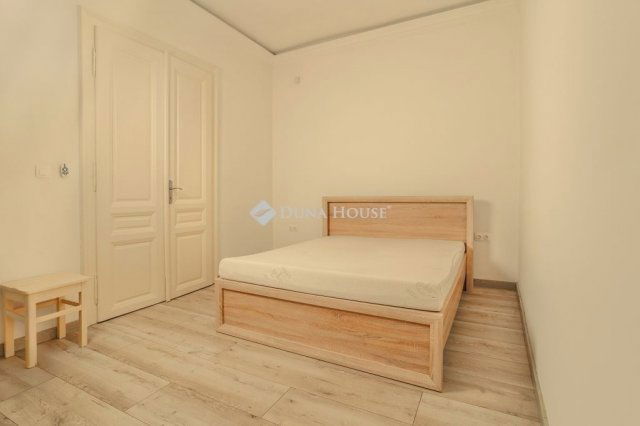 Eladó téglalakás, Pécsett 120 M Ft, 4 szobás