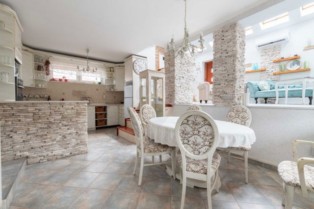 Eladó családi ház, Komáromban 105 M Ft, 7+2 szobás