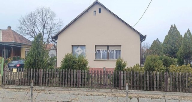 Eladó családi ház, Szentmártonkátán 51.9 M Ft, 5 szobás