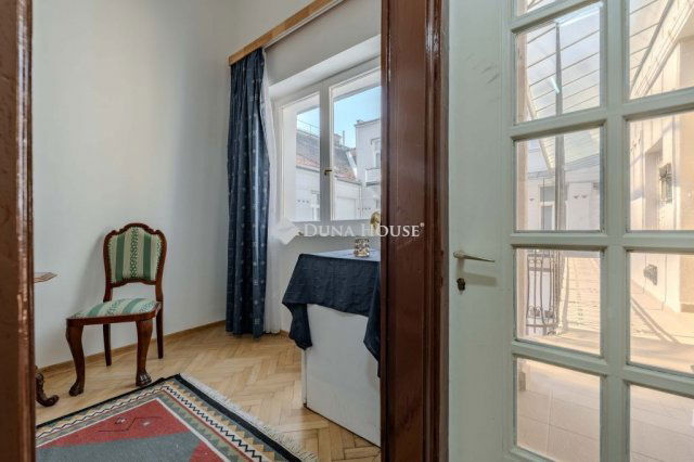 Eladó téglalakás, Budapesten, V. kerületben 37.5 M Ft, 1 szobás