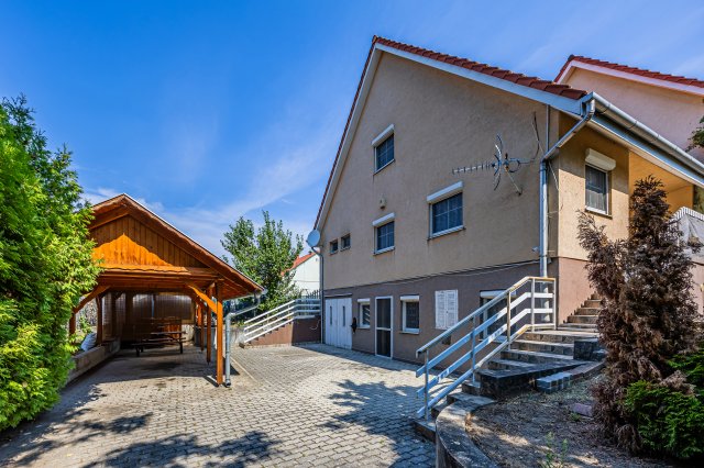 Eladó családi ház, Balatonvilágoson 99.9 M Ft, 7 szobás