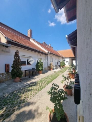 Eladó családi ház, Pécsett 269 M Ft, 12 szobás