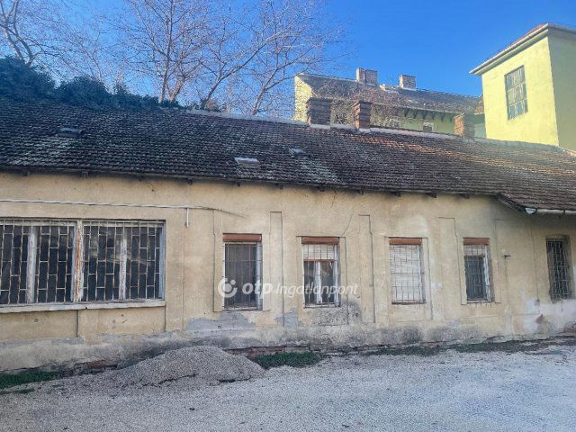 Eladó téglalakás, Szegeden 75 M Ft, 4+4 szobás