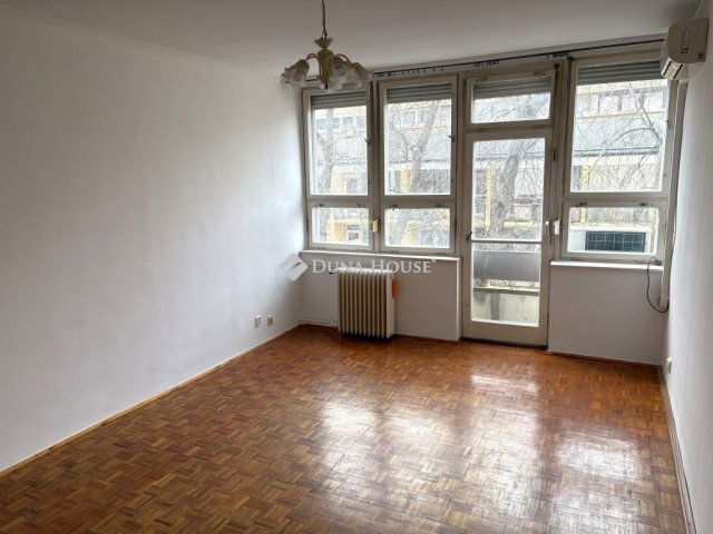 Eladó téglalakás, Esztergomban 35.9 M Ft, 1 szobás