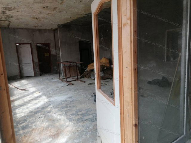 Eladó üzlethelyiség, Oroszlányban 55 M Ft, 10 szobás