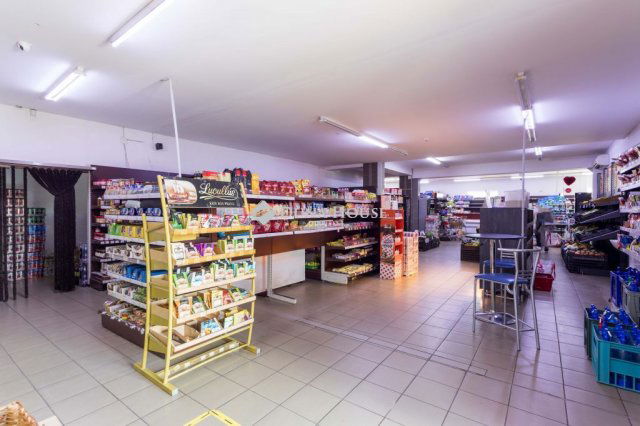 Eladó üzlethelyiség, Jánossomorján 180 M Ft