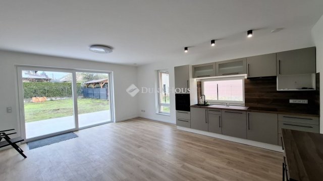 Eladó családi ház, Budapesten, XVI. kerületben, Máté utcában