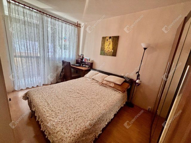 Eladó panellakás, Szegeden 62.9 M Ft, 4 szobás