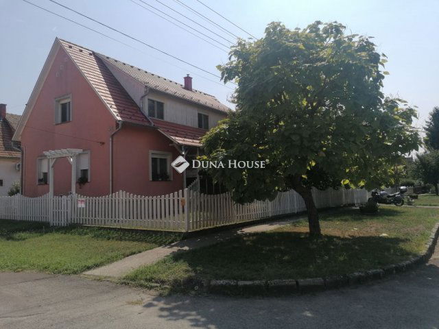 Eladó családi ház, Siklóson, Korvin utcában 115 M Ft, 3 szobás
