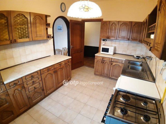 Eladó családi ház, Balatonendréden 136 M Ft, 6 szobás