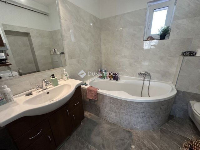 Eladó családi ház, Budapesten, XXI. kerületben 214.9 M Ft