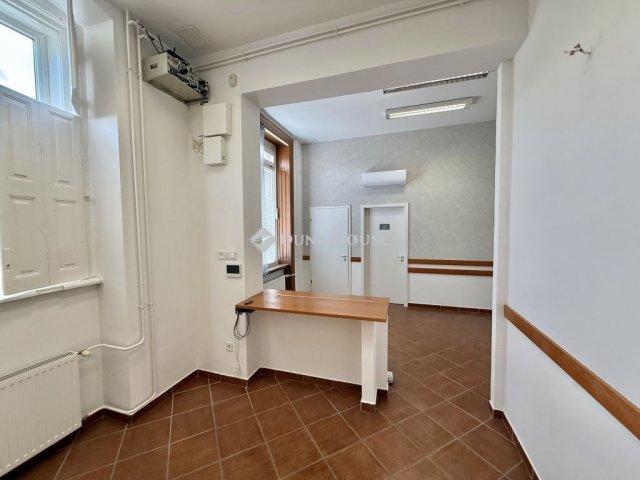 Eladó üzlethelyiség, Pécsett, Király utcában 89.9 M Ft