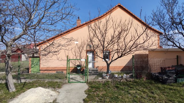 Eladó sorház, Várpalotán 49.9 M Ft, 2 szobás