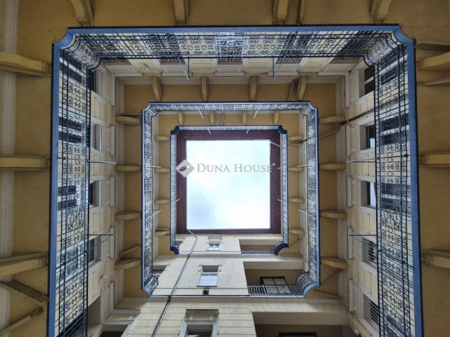 Eladó téglalakás, Budapesten, VI. kerületben, Paulay Ede utcában