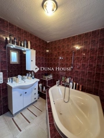 Eladó családi ház, Vecsésen 149.99 M Ft, 5 szobás