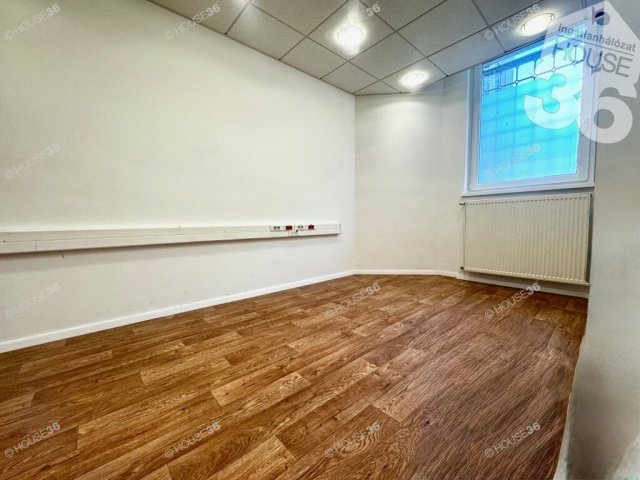 Eladó üzlethelyiség, Kecskeméten 59.9 M Ft, 4 szobás