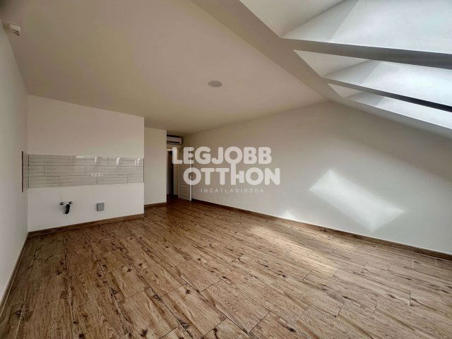 Eladó téglalakás, Cegléden 40.9 M Ft, 3 szobás