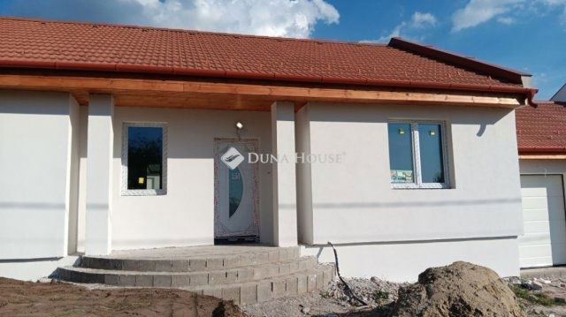 Eladó ikerház, Szadán 112 M Ft, 5 szobás / költözzbe.hu