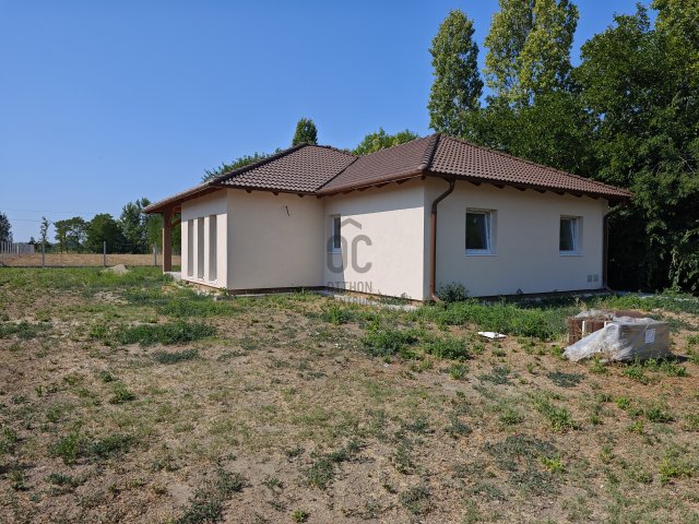 Eladó ikerház, Kiskunlacházán 85.9 M Ft, 4 szobás
