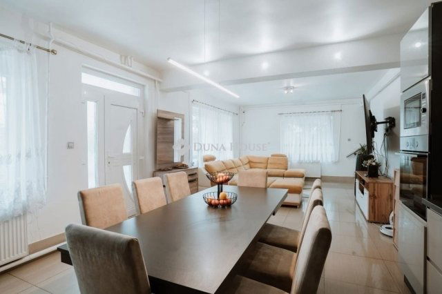 Eladó családi ház, Gödöllőn 205 M Ft, 16 szobás